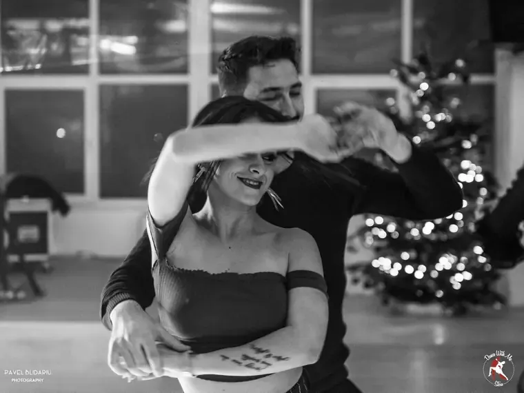 O figură de salsa, în alb-negru