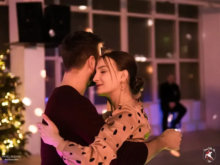 Pereche lângă bradul de Crăciun